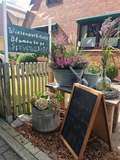Eingang zur Wiesenwerkstatt Eingang zur Wiesenwerkstatt
